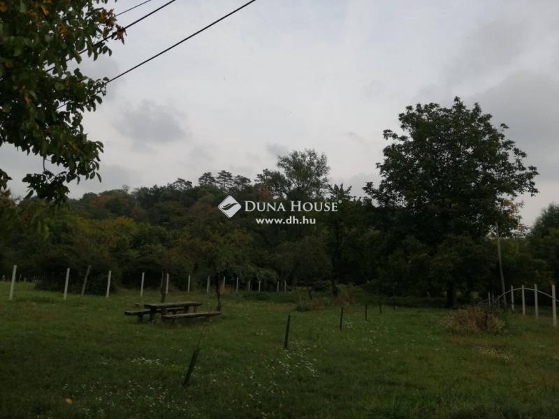 Eladó utcai bejáratú üzlethelység Mecseknádasd