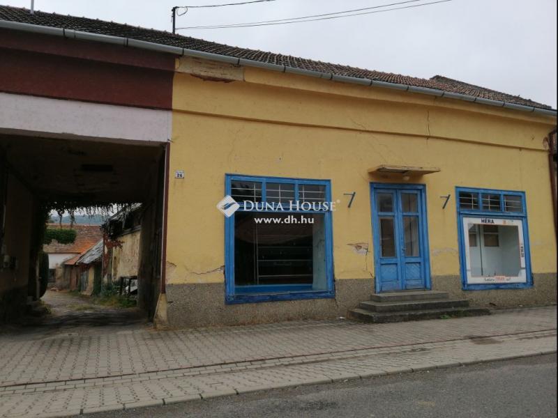 Eladó utcai bejáratú üzlethelység Mecseknádasd