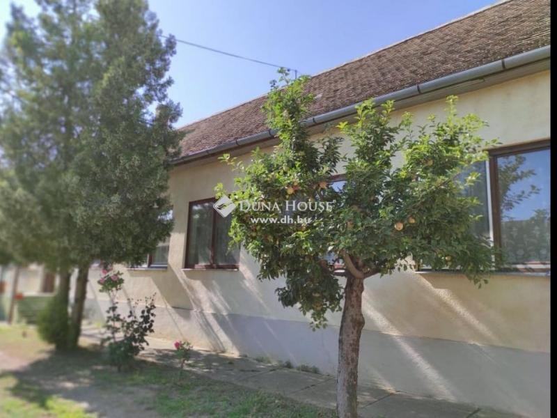 Eladó családi ház Udvar
