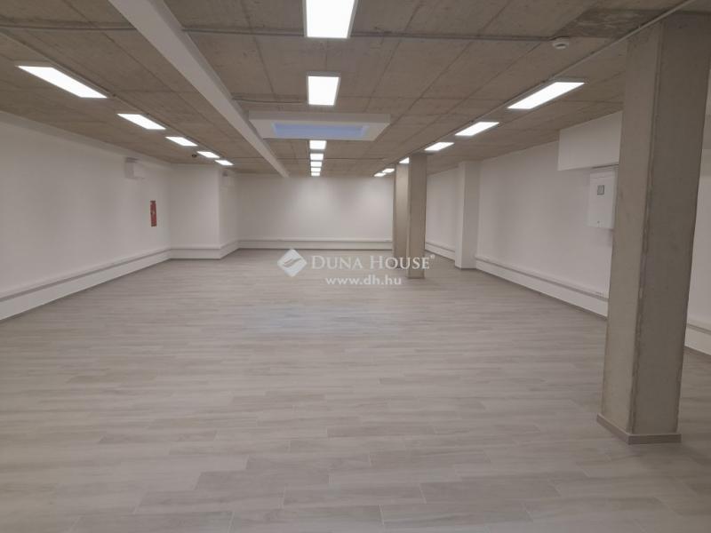 Kiadó üzlethelység udvarban Debrecen