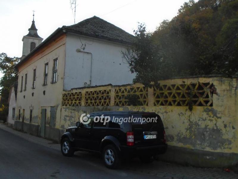 Eladó családi ház Báta
