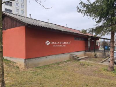Eladó utcai bejáratú üzlethelység Komló