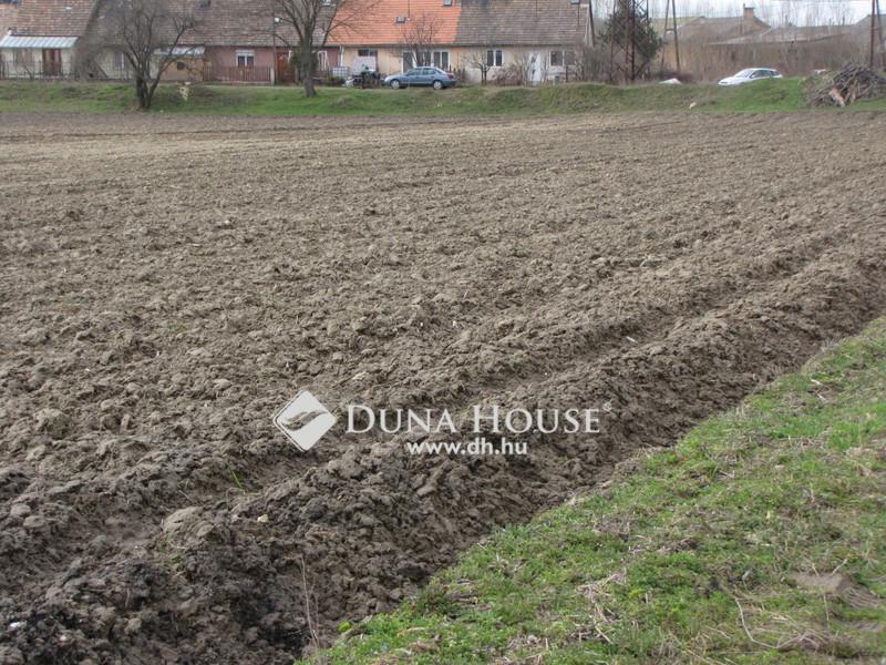 Eladó külterületi telek Neszmély