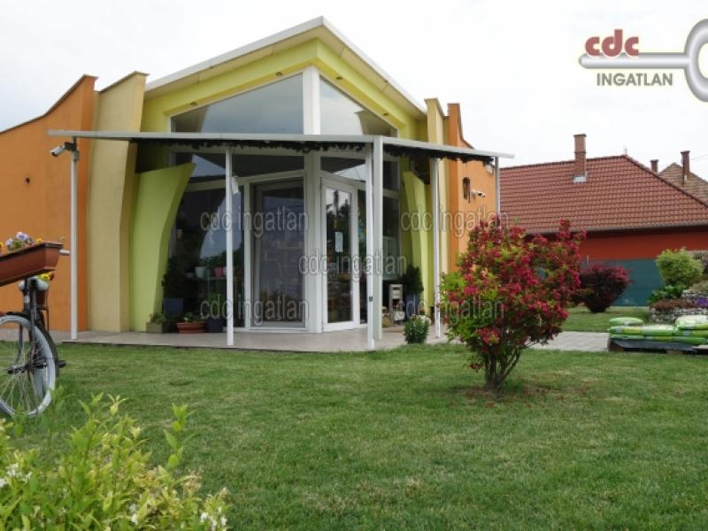 Eladó utcai bejáratú üzlethelység Tass