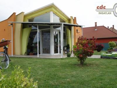 Eladó utcai bejáratú üzlethelység Tass