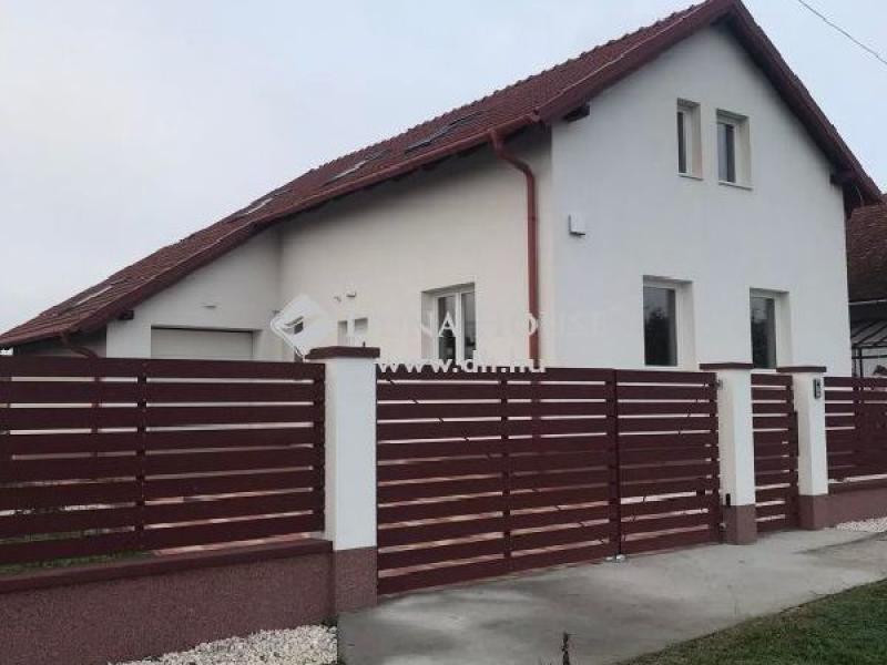 Eladó családi ház Törtel