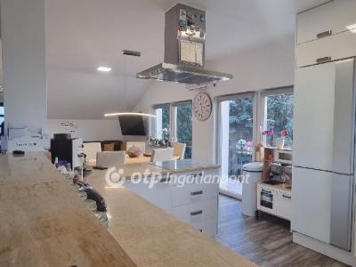 Eladó ikerház Üröm