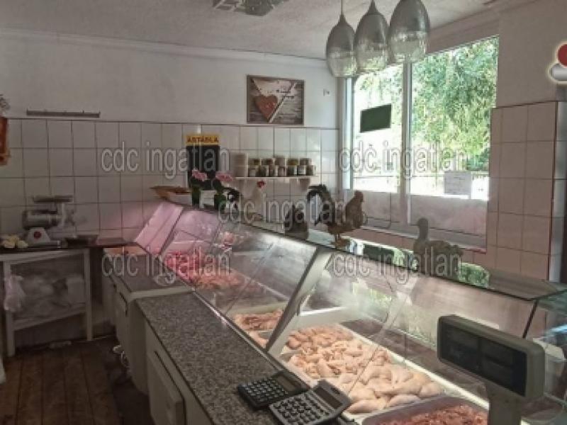 Eladó utcai bejáratú üzlethelység Örkény