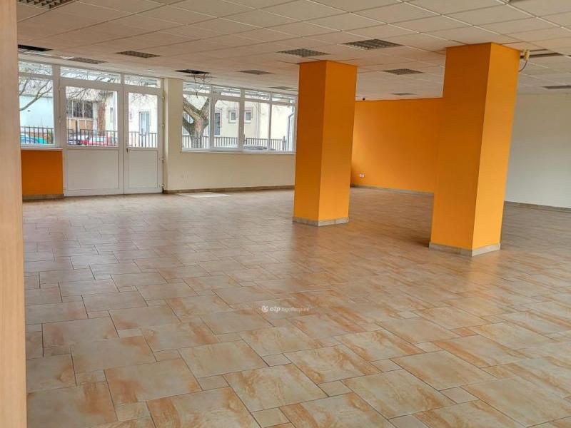 Eladó utcai bejáratú üzlethelység Debrecen