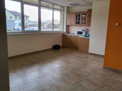 Eladó utcai bejáratú üzlethelység Debrecen