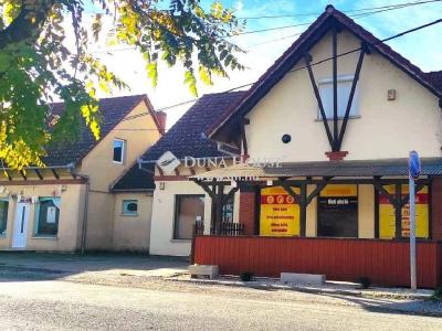 Eladó utcai bejáratú üzlethelység Lánycsók