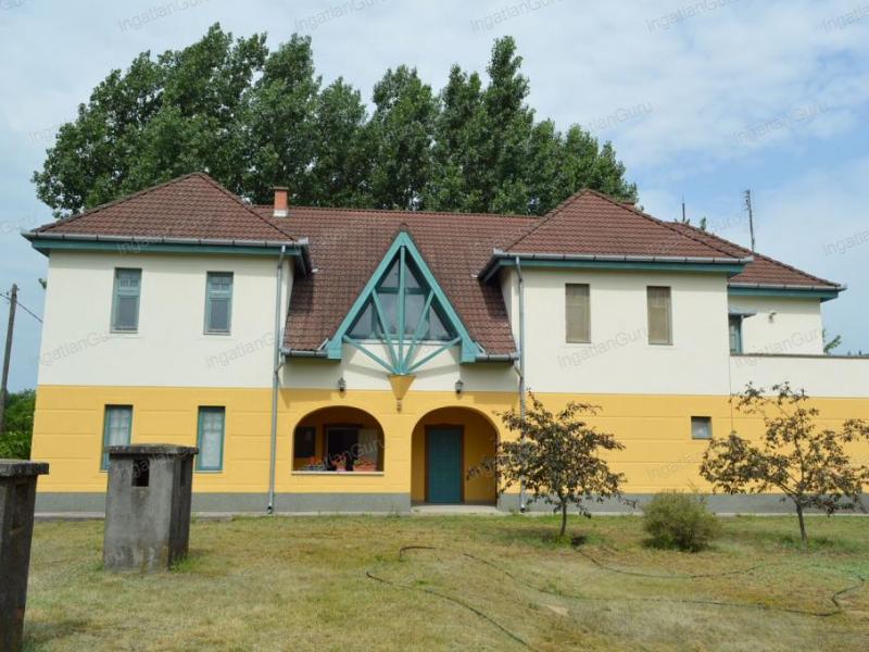 Eladó kastély Lakitelek