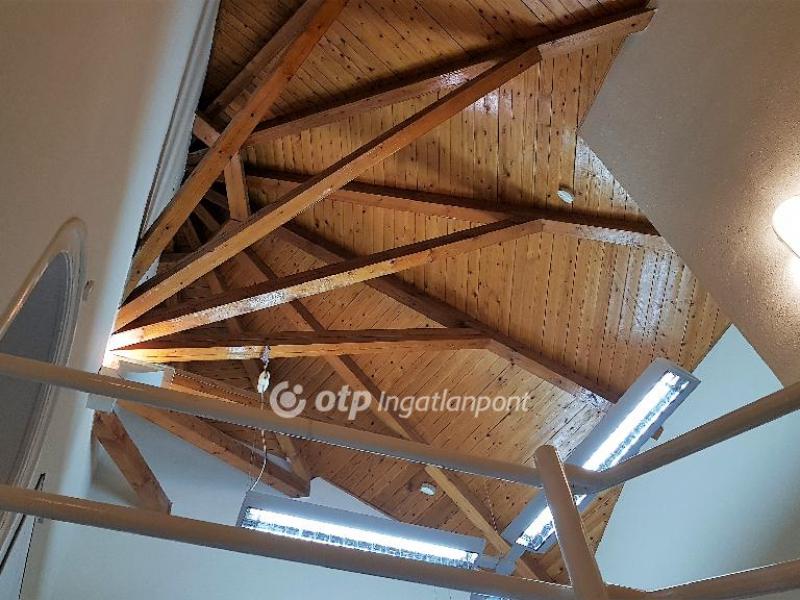 Eladó iroda családi házban Budapest