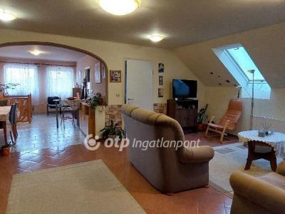 Eladó családi ház Baracska
