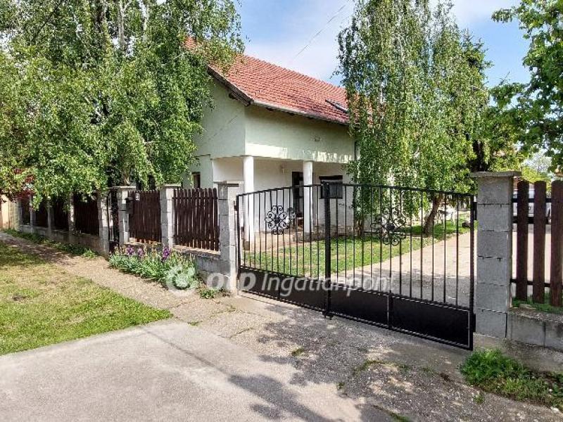 Eladó családi ház Baracska