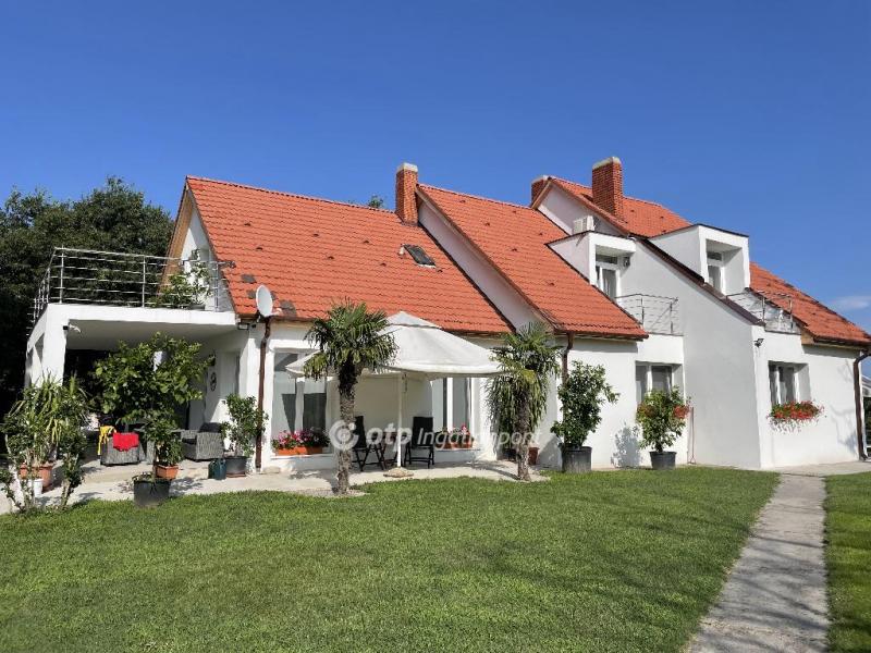 Eladó családi ház Balatonboglár