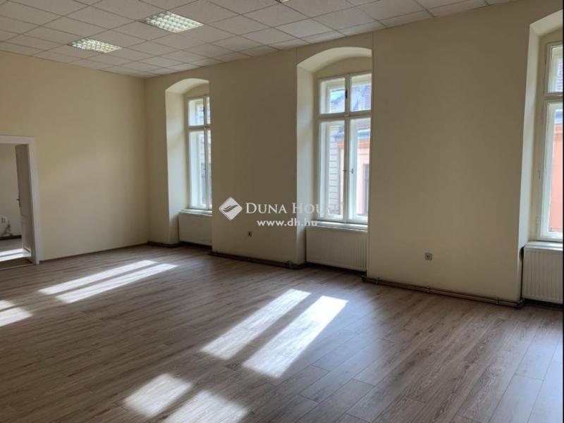 Eladó iroda családi házban Pécs