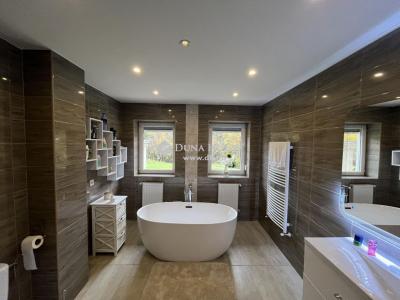 Eladó családi ház Komló