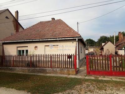Eladó családi ház Bajna