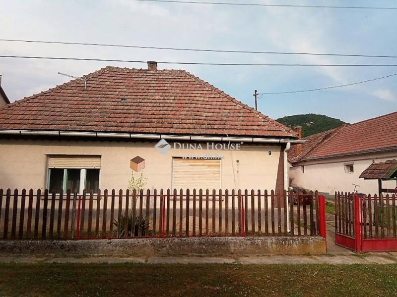 Eladó családi ház Bajna