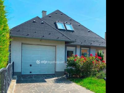 Eladó családi ház Győrújbarát