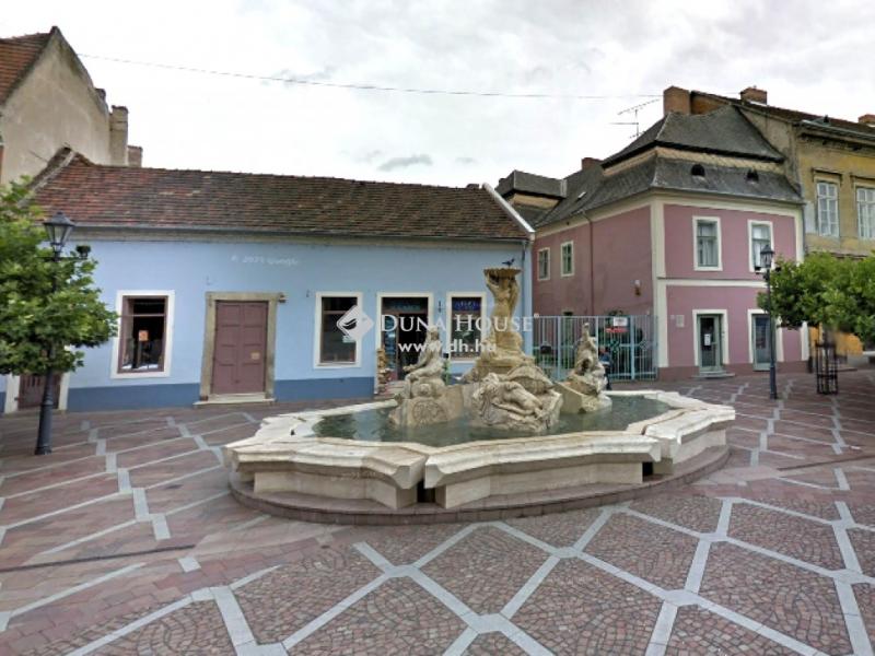 Eladó utcai bejáratú üzlethelység Esztergom