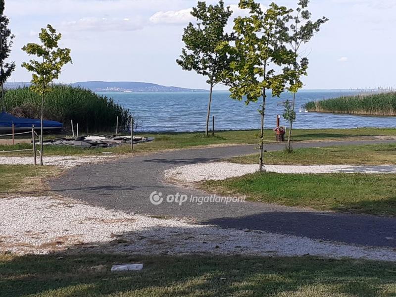 Eladó utcai bejáratú üzlethelység Szántód