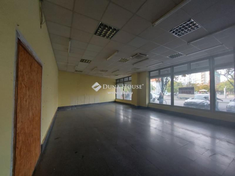 Eladó utcai bejáratú üzlethelység Szolnok