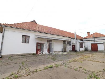 Eladó műhely Orosháza
