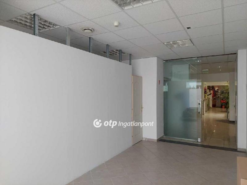 Kiadó üzlethelység üzletházban Veszprém