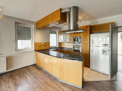 Eladó családi ház Győrújbarát