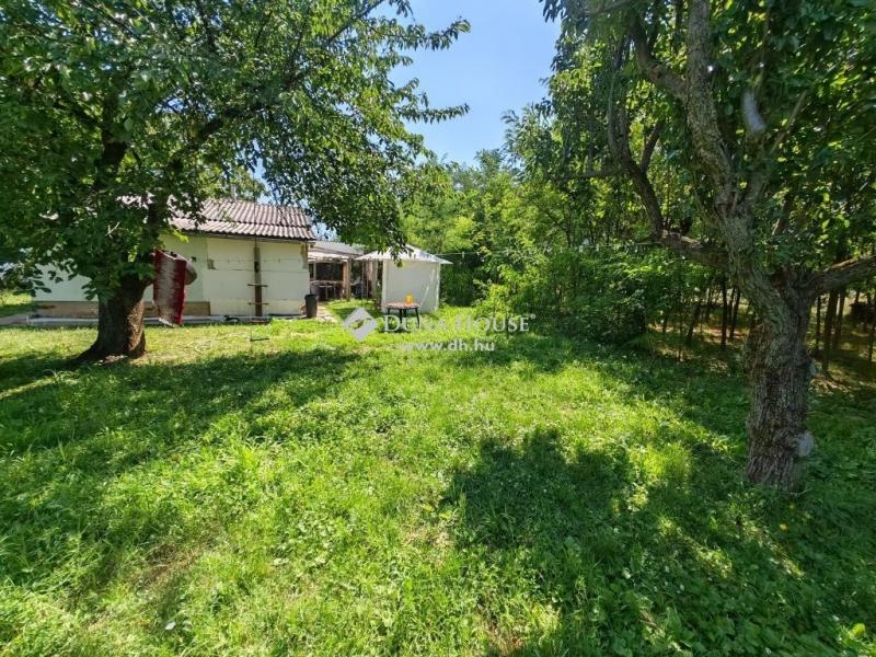 Eladó külterületi telek Pécs