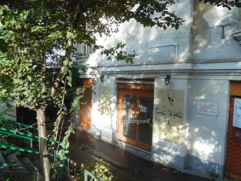 Eladó utcai bejáratú üzlethelység Budapest