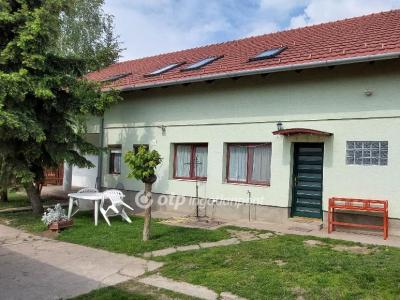 Eladó családi ház Baracska