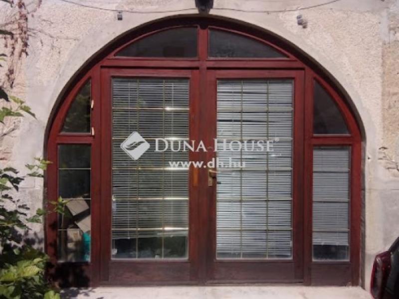 Eladó üzlethelység udvarban Esztergom