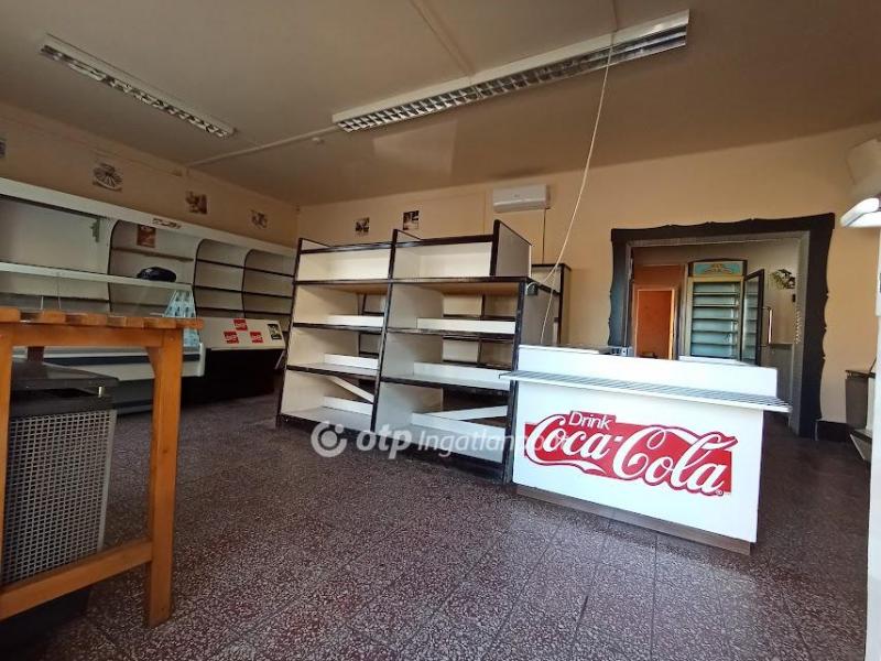 Eladó utcai bejáratú üzlethelység Boldog