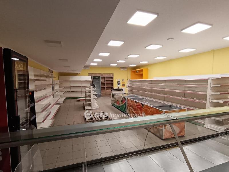 Eladó üzlethelység üzletházban Szentes