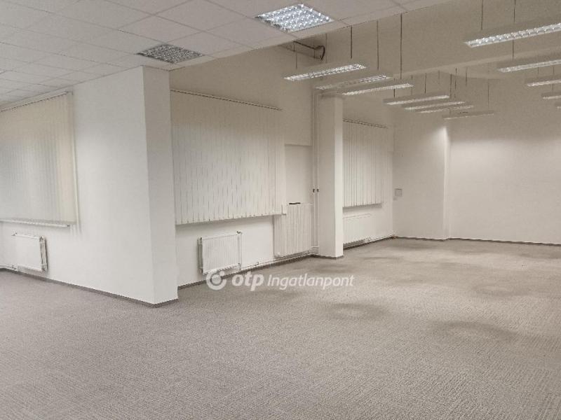 Kiadó irodahelység irodaházban Tatabánya
