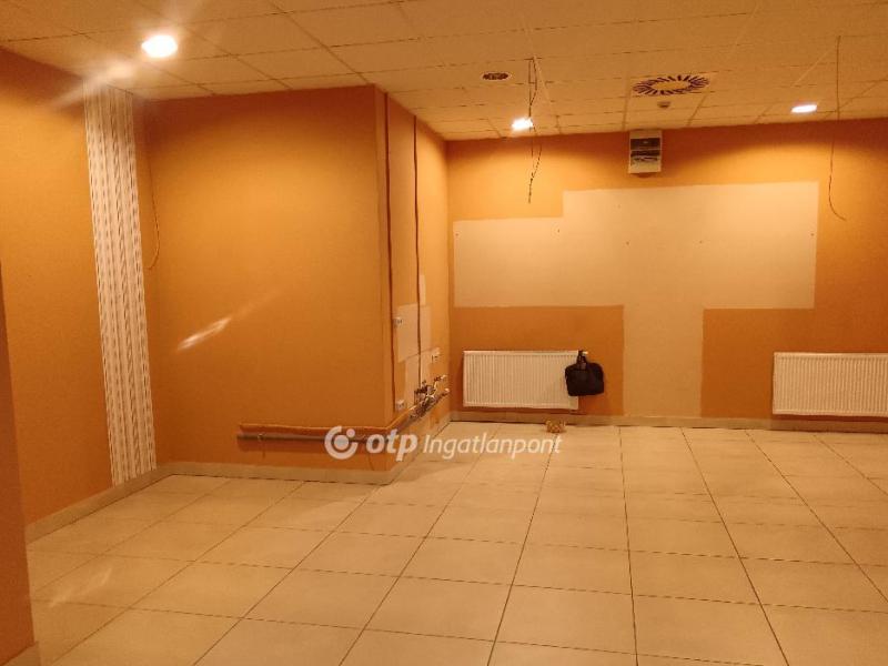 Kiadó irodahelység irodaházban Szeged