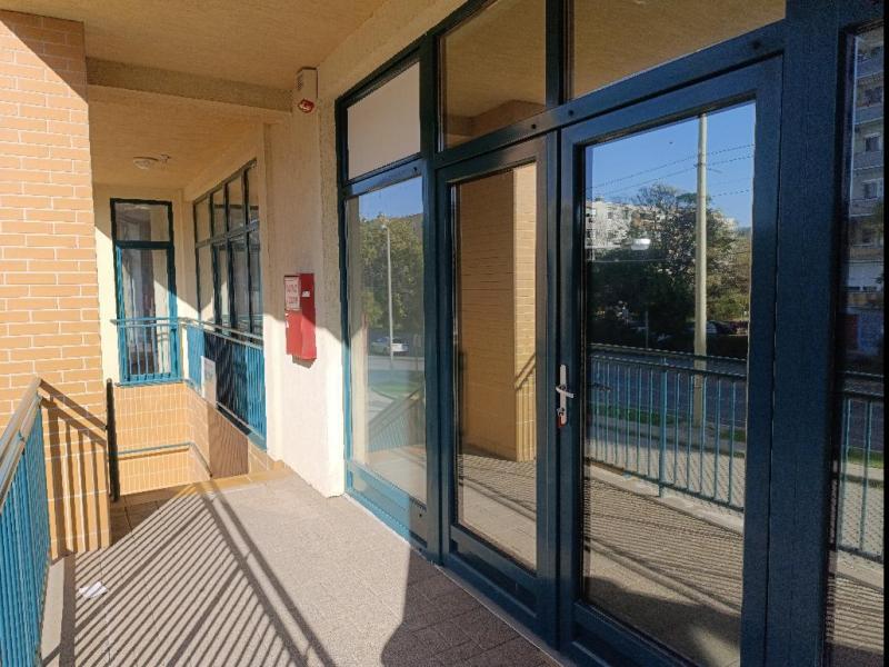 Eladó utcai bejáratú üzlethelység Szeged