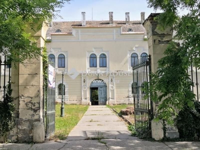 Eladó kastély Baja