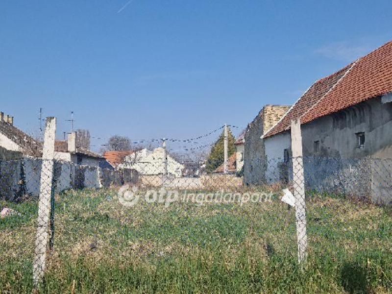 Eladó lakóövezeti telek Győr