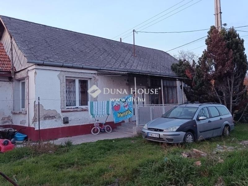 Eladó családi ház Szentmártonkáta
