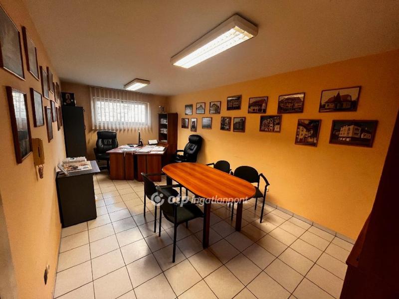 Eladó iroda családi házban Szeged