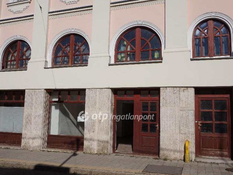 Eladó utcai bejáratú üzlethelység Gyöngyös