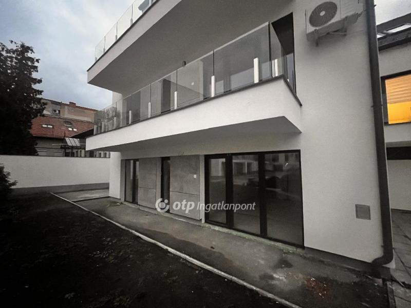 Eladó iroda családi házban Szeged