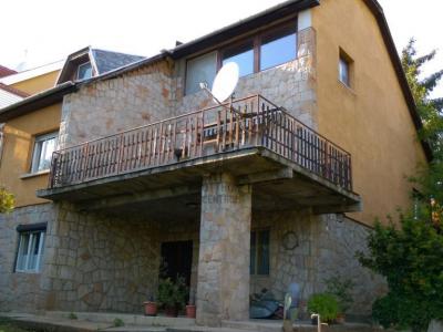 Eladó családi ház Üröm