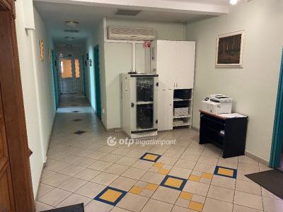 Eladó utcai bejáratú üzlethelység Debrecen