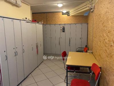 Eladó utcai bejáratú üzlethelység Debrecen