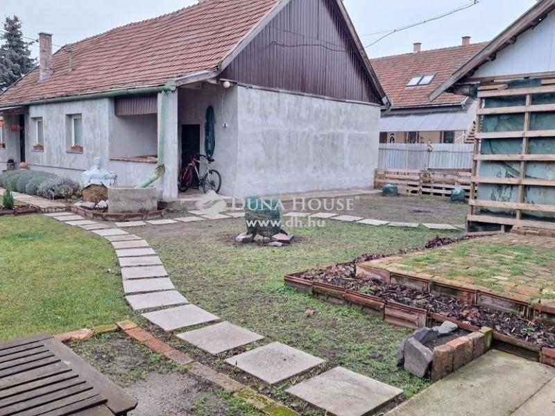 Eladó családi ház Monor